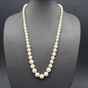Graduated Glass Necklace White Round Classic Retro Glam